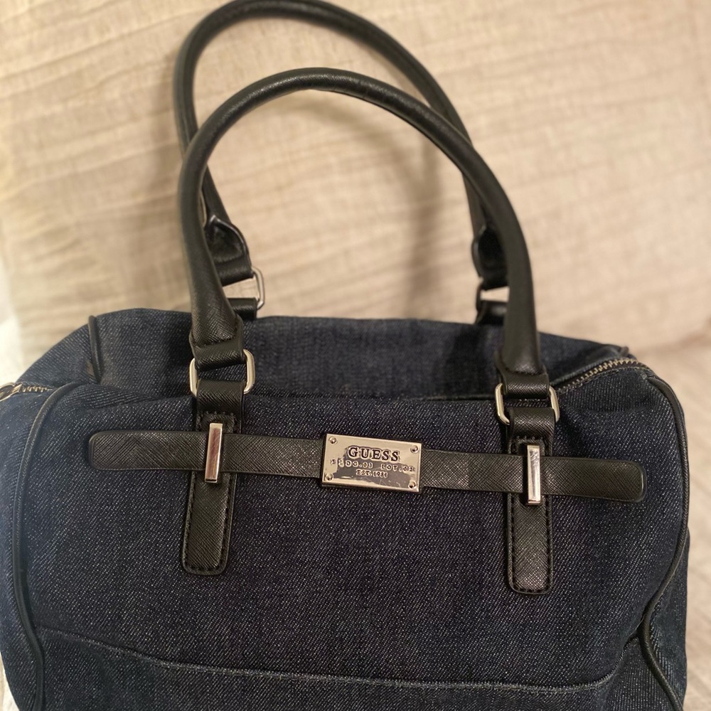 Guess Purse like new !